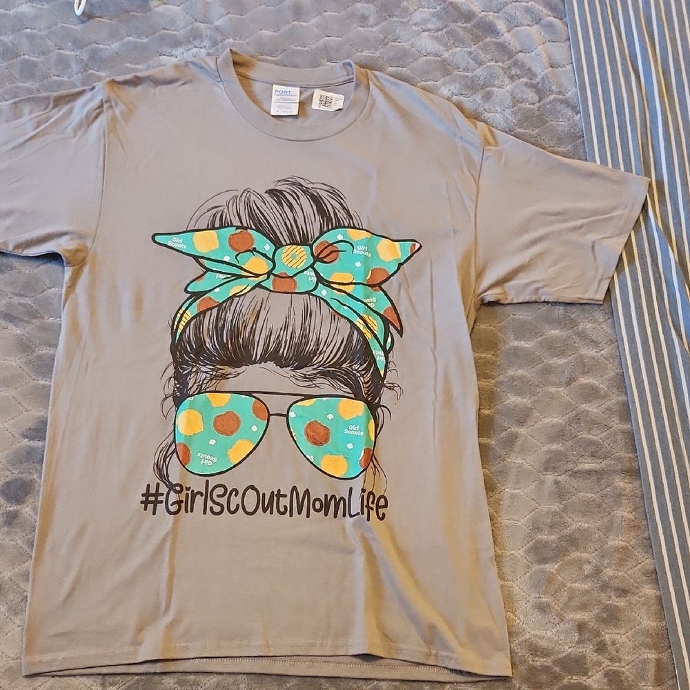 🍀Gray Graphic #Girlscoutmomlife T-Shirt